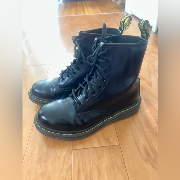 Dr. Martens Women's Black Gloss Size 8 - Picture 4 of 6